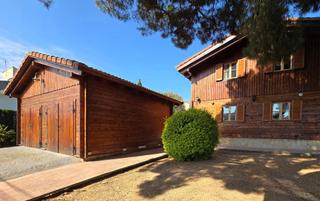 Casa a Canovelles. Casa de madera de estilo nórdico en venta en la exclusiva urbani
