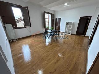 Pis  Calle nou de la rambla. Última planta con terraza de 60m2 y 5 dormitorios para redistrib
