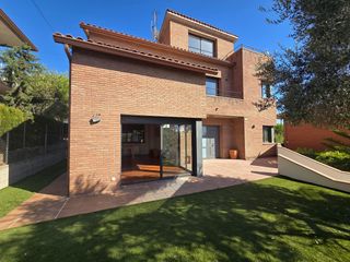 Casa a Els Avets-Can Serrafossà-Ximelis. Chalet en els avets rubí 239 m2 construidos, luz natural, vistas
