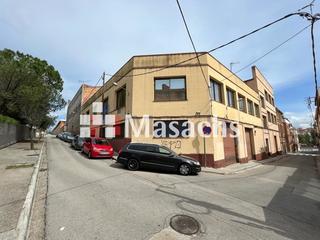 Bâtiment à usage industriel à Centre. En rubí