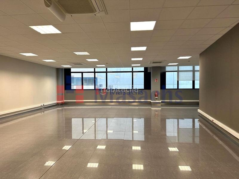 Foto f6a2b5d4-aea3-47e4-81fc-9a20a53b1c19. Lloguer oficina a Can Roses Rubí