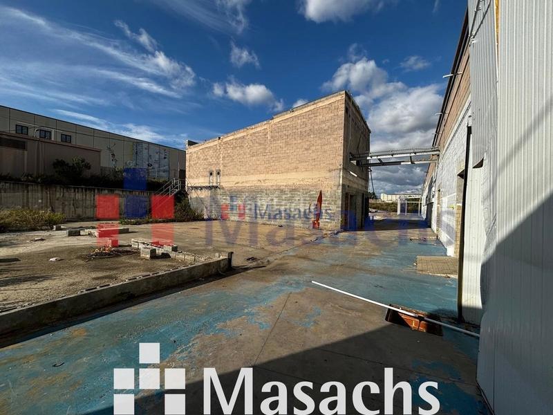 Foto f9dd8af3-d90b-4741-afb2-414244e9fd8c. Capannone industriale in Can Parellada Terrassa