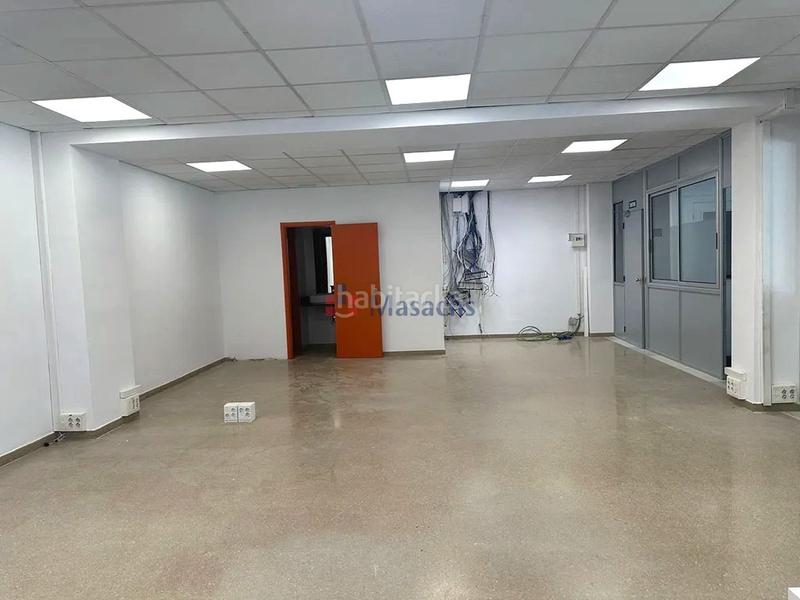 Foto d482a2e5-d276-43c0-8593-1fa1c11762db. Alquiler local comercial en El Pedró Cornellà de Llobregat