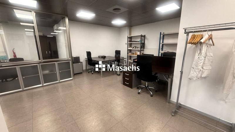 Foto 50ba16b8-b245-47e6-b279-aeb6e3baa17d. Lloguer oficina amb aparcament a Les Fonts Terrassa