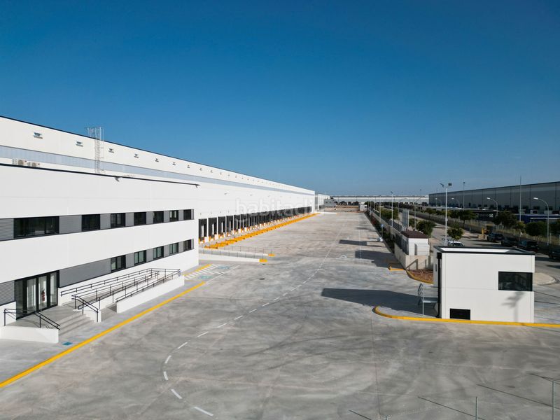 Foto 27668cd4-238f-4106-ac11-5110bbe25504. Rent industrial building in Torija