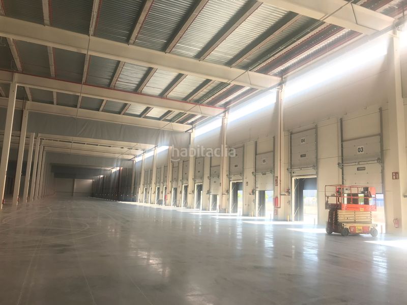 Foto 5c80c340-b203-4b3d-80f9-32638740a8d4. Rent industrial building in Torija