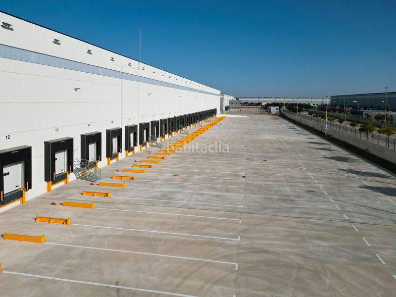 Foto c295eeec-de49-42a2-8a23-58881584ed4d. Rent industrial building in Torija