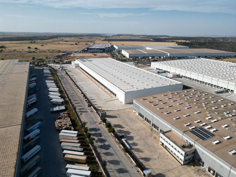 Foto f94902ad-b597-4196-9b62-b15dbbb13410. Rent industrial building in Torija