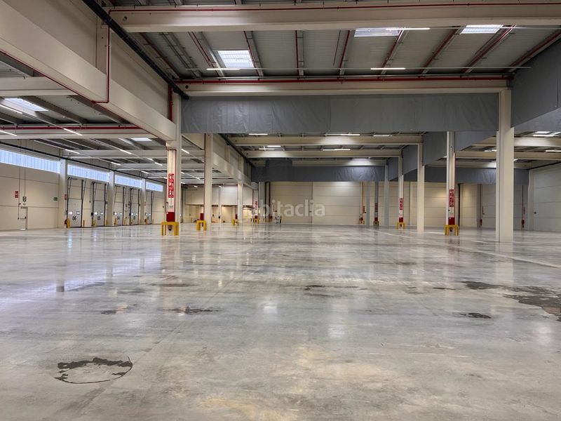 Foto 69e8285f-b8fd-4df0-b2ba-478dc431a623. Rent industrial building in Òdena