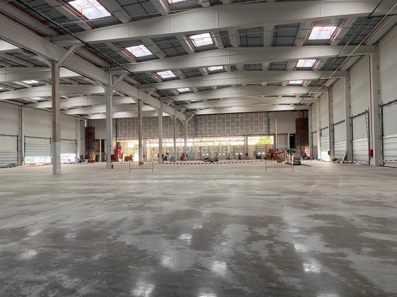 Foto ddbeb8de-7e75-44a4-86c0-6b68999b7553. Rent industrial building in Òdena
