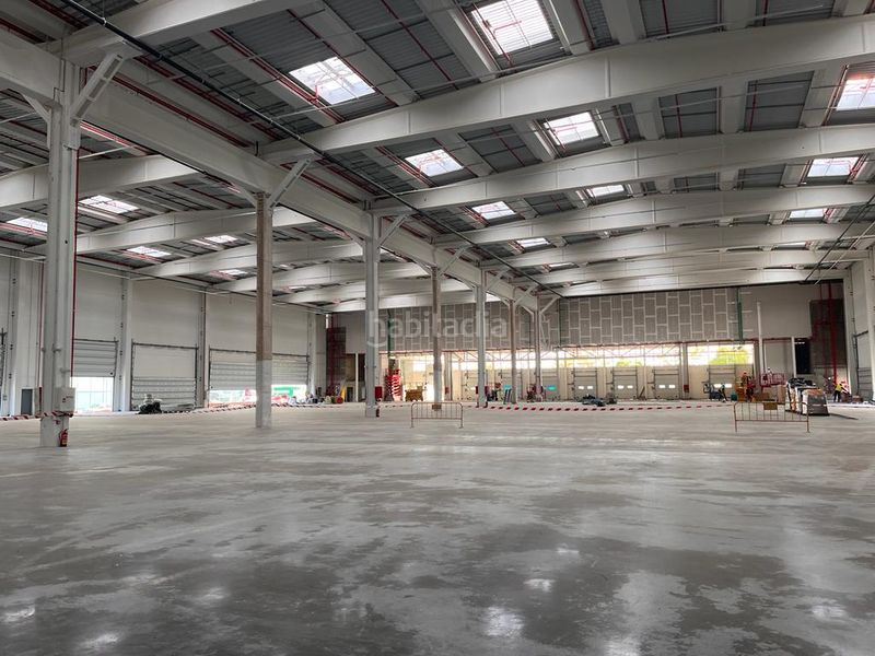 Foto ea723117-e457-46d8-8564-7f9522324018. Rent industrial building in Òdena