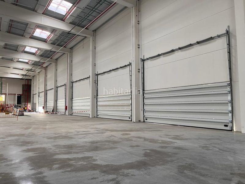 Foto fabd7ac5-2958-46c6-a82b-2aec302738e8. Rent industrial building in Òdena