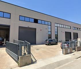 Rent Industrial building  Carrer de la tècnica. Nave industrial con patio