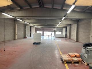 Rent Industrial building in Carrer de la indústria 15. Nave industrial con patios