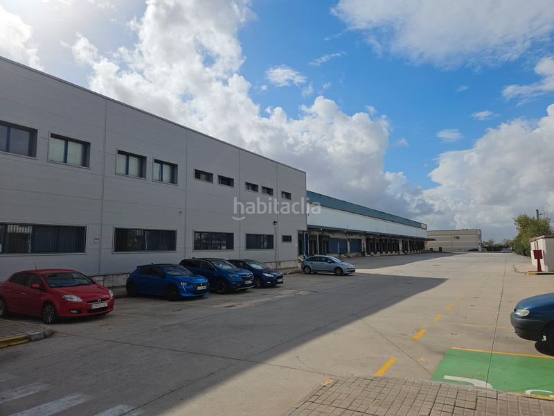 Foto 75743940-6574-4c45-93e1-a3d9017ab854. Rent industrial building in calle galileo galilei 3 in Alcalá de Henares