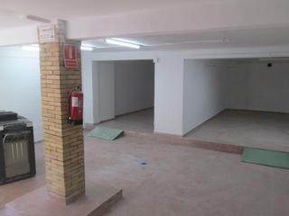 Local commercial dans Cirera. Gran aparador