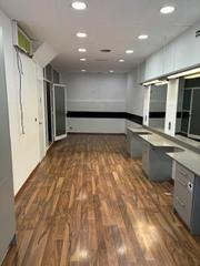 Alquiler Local Comercial en Centre. Local céntrico