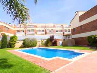 Casa adossada  Carrer del doctor ramon i cajal. Zona comunitaria con piscina
