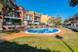 Casa adossada  Carrer de les esplanes. Zona comunitaria con piscina