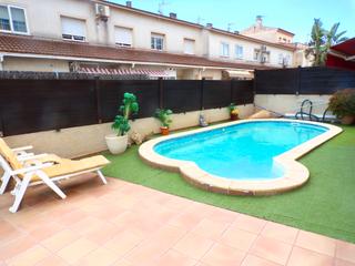 Casa adossada a El Tancat-Mas d´en Gual. Casa adosada esquinera con piscina privada