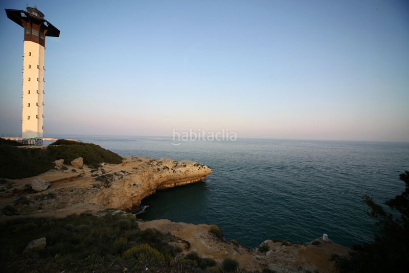 Foto 3cb3636a-f030-4a54-93a7-2cc4f90a2402. Casa adossada amb xemeneia calefacció aparcament a Altafulla