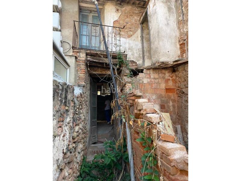 Foto 2d614a28-3f17-4fde-be7f-053a8513e935. Casa pareada casa para rehabilitar en el centro. en Ripollet