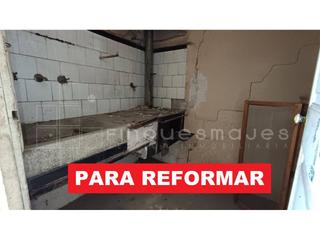 Pis a Congost-Santa Caterina. Piso para reformar por completo en manresa