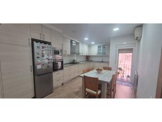 Casa bifamiliare in Collblanc. Casa entre medianeras totalmente reformada a la venta en hospita