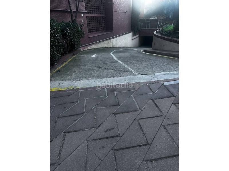 Foto a84dcbba-c532-46f7-a2fa-c3f8db389f4a. Parking voiture dans La Guineueta Barcelona