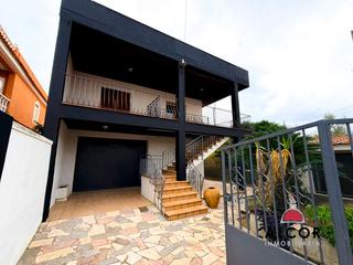 Chalet in Pueblo. Chalet en venta en afueras, 3 dormitorios.