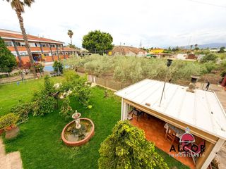 Chalet en Pueblo. Chalet en venta en afueras, 7 dormitorios.