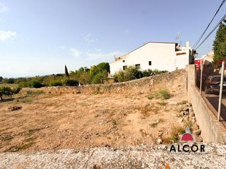 Terreno residencial en Cálig. Solar en venta en casco urbano.