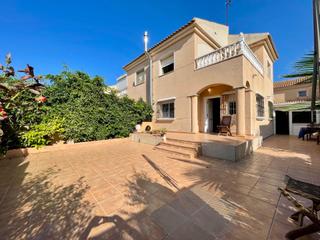 Casa en Torre de la Horadada. Chalet adosado con amplia parcela