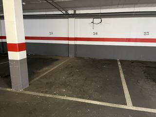 Autoparkplatz in Plaça de la mare 1. Plaza de parking para coche grande en el pla de montgat