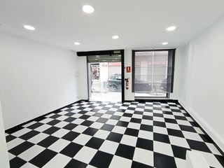Miete Geschäftsraum in Transversal 243. Local de 135m2 de dues plantes amb sortida de fums al carrer tra