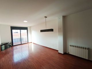 Lloguer Dúplex  Guillem de muntanyans. Fantàstic dúplex de tres habitacions amb terrassa 15m2 al barri