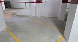 Motorradparkplatz in Avinguda del general avilés 18