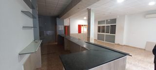 Miete Geschäftsraum in Quart de Poblet. Estupendo local en planta baja esquinero de unos 100m2.