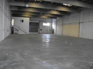 Lloguer Nau industrial a Quart de Poblet. Nave industrial en alquiler, 700m2 de nave, 100m2 de patio trase