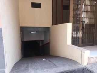 Aparcament cotxe a Avinguda dos de maig 32. Plaza de garaje en plena avd. en zona de mucho paso.
