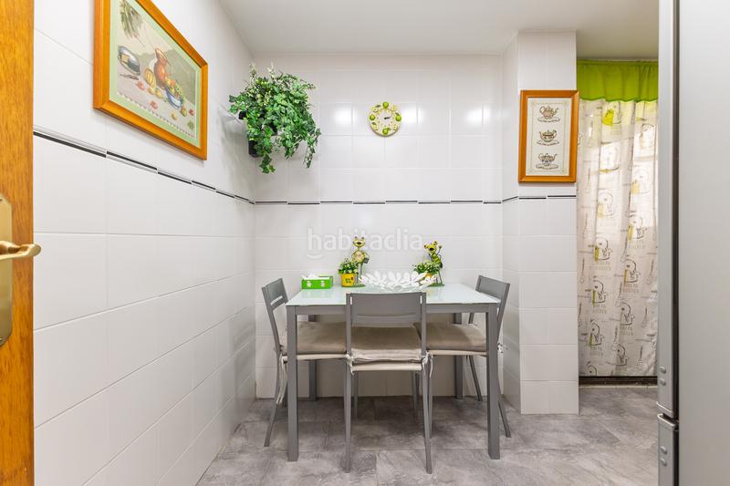 Foto dbeb55bb-0345-4c81-9ed0-613ce1acbb20. Piso amplia vivienda de 5 dormitorios con garaje y trastero incluidos en el precio. en Alaquàs