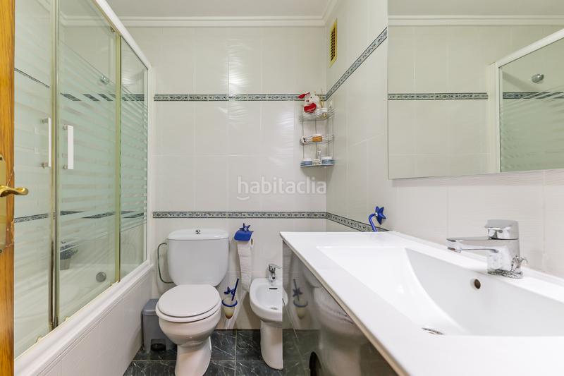 Foto def205a4-37f7-4844-b50a-0d879ad2b8f1. Piso amplia vivienda de 5 dormitorios con garaje y trastero incluidos en el precio. en Alaquàs