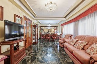 Maison à Alaquàs. Vivienda unifamiliar en  2 alturas más buhardilla en zona alamed