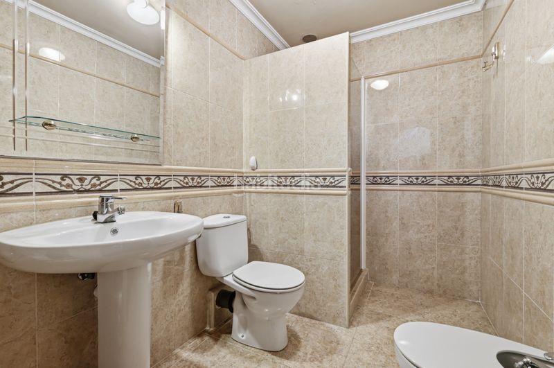 Foto a1254dac-d1f8-40fe-96a2-8ca63d562eea. Casa amb aparcament a Alaquàs