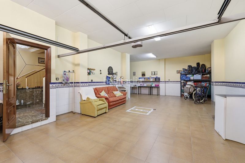 Foto a6cbc7f2-fa20-4f8e-8227-e498594d1960. Casa amb aparcament a Alaquàs