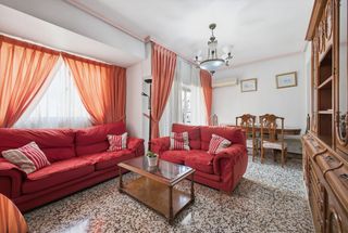 Appartamento  C/ caixa d estalvis. Amplia vivienda de 4 dormitorios en zona con todos los servicios