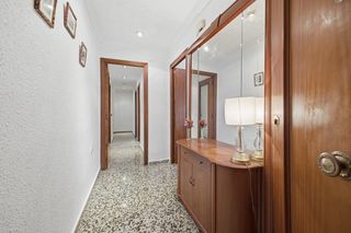 Flat  C/ caixa d estalvis. Amplia vivienda de 4 dormitorios en zona con todos los servicios