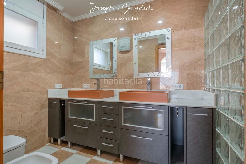 Foto 9ce3927e-5b61-4e47-a1bf-f0dfca7e3ad1. Casa  laridae euglenia en les botigues de Sitges Sitges
