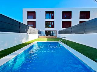 Casa aparellada a La Pineda. Luces de mar