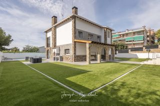 Rent House in El Poal. Au-dessus du soleil étoilé castelldefels